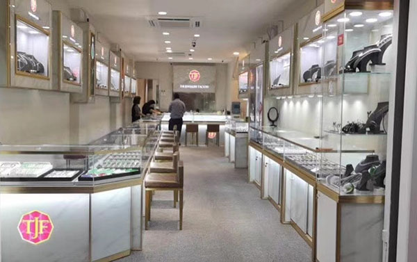 定制玻璃珠寶展柜，更專業(yè)的是鴻鈦展示