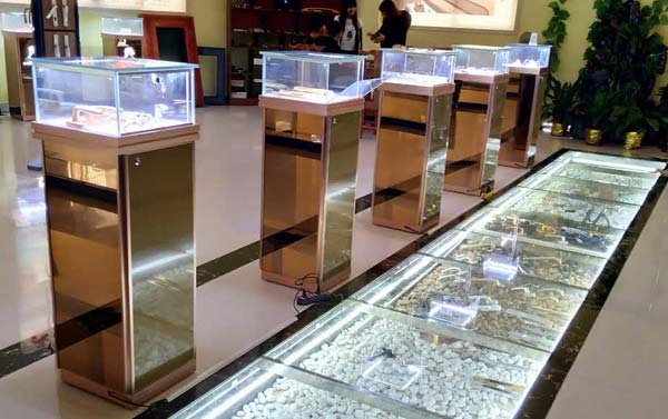 黃金展示柜通過環(huán)保材料來制作提升品質