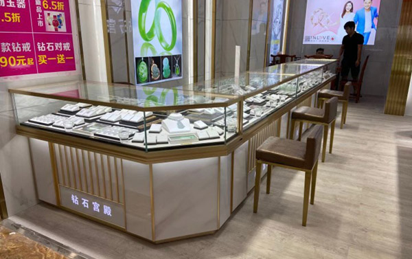 專業(yè)個(gè)性化定制珠寶展柜的發(fā)展