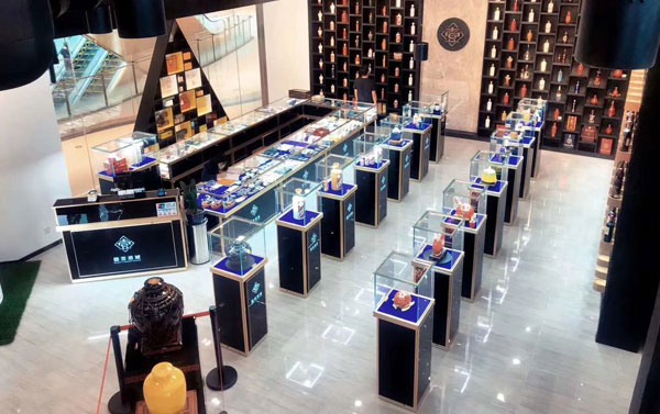 玻璃珠寶展柜后期維護(hù)成本高嗎？